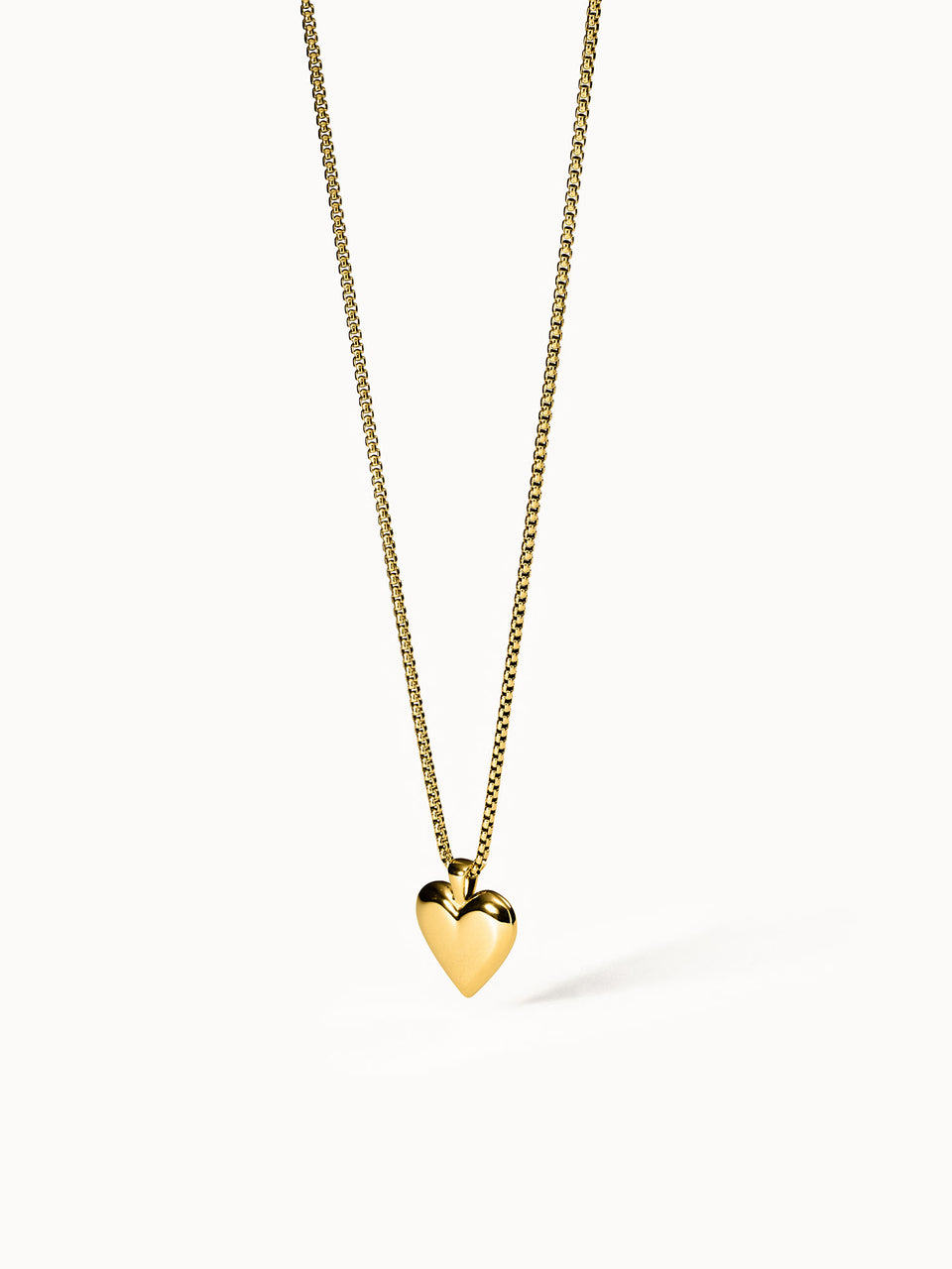 Goldene Herz-Kette von PURELEI, elegant und feminin, mit glänzendem Anhänger.