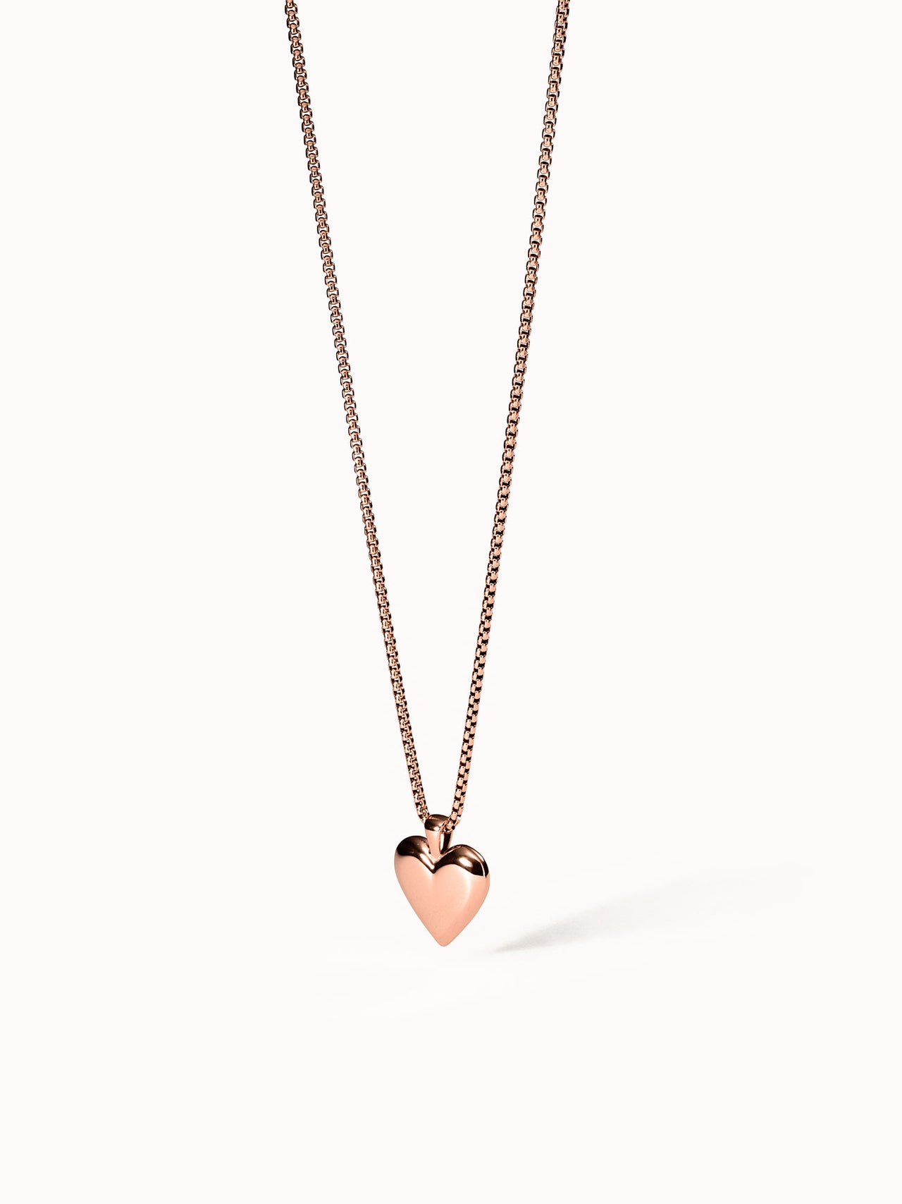 Roségoldene Herz-Kette von PURELEI, elegant und feminin, schimmert sanft im Licht.