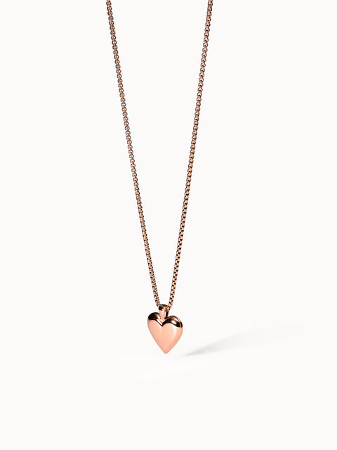 Roségoldene Herz-Kette von PURELEI, elegant und feminin, schimmert sanft im Licht.