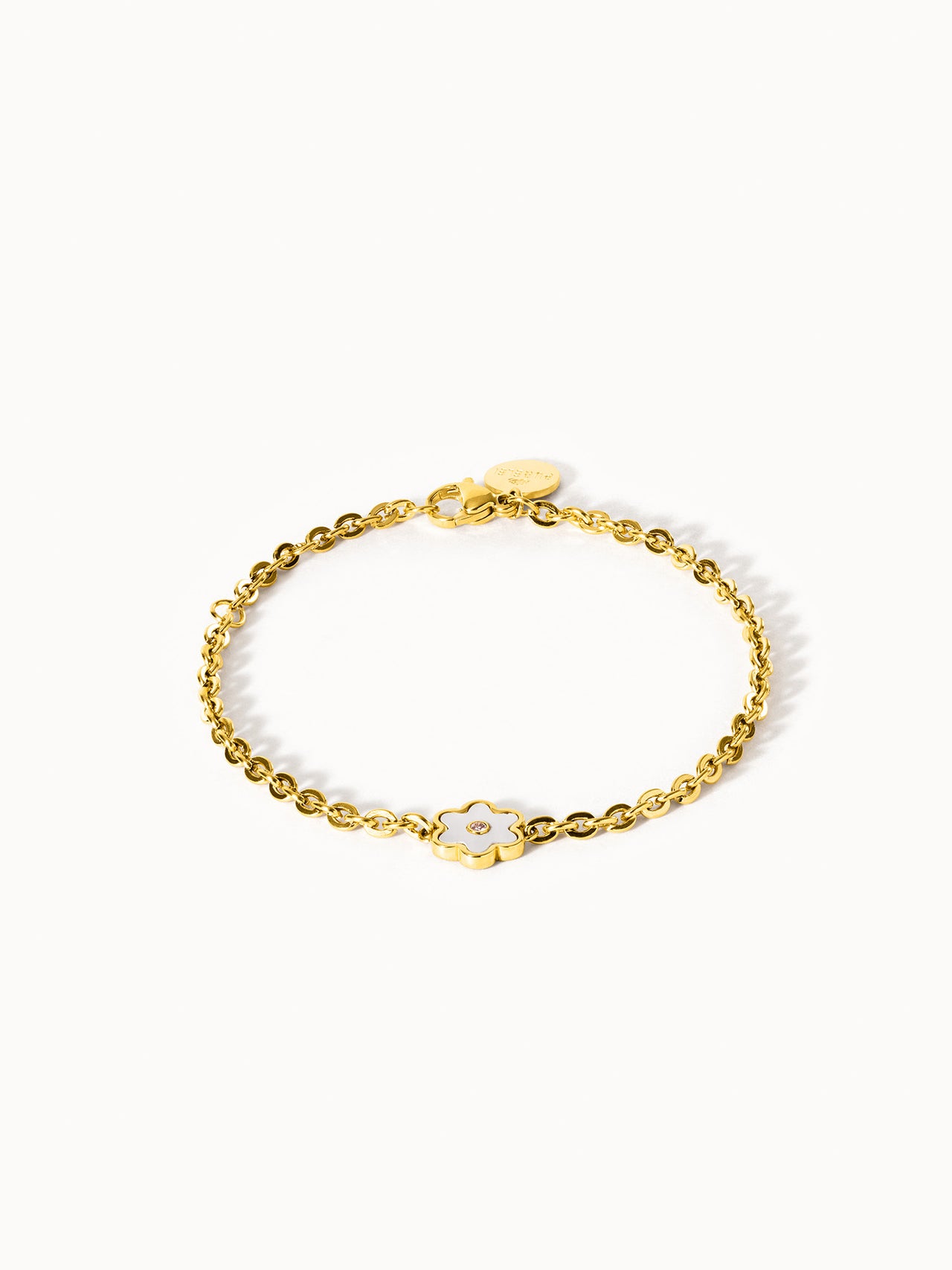 Goldenes Armband mit blütenförmigem Anhänger und funkelndem Detail von PURELEI.