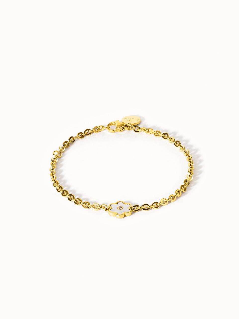 Goldenes Armband mit blütenförmigem Anhänger und funkelndem Detail von PURELEI.