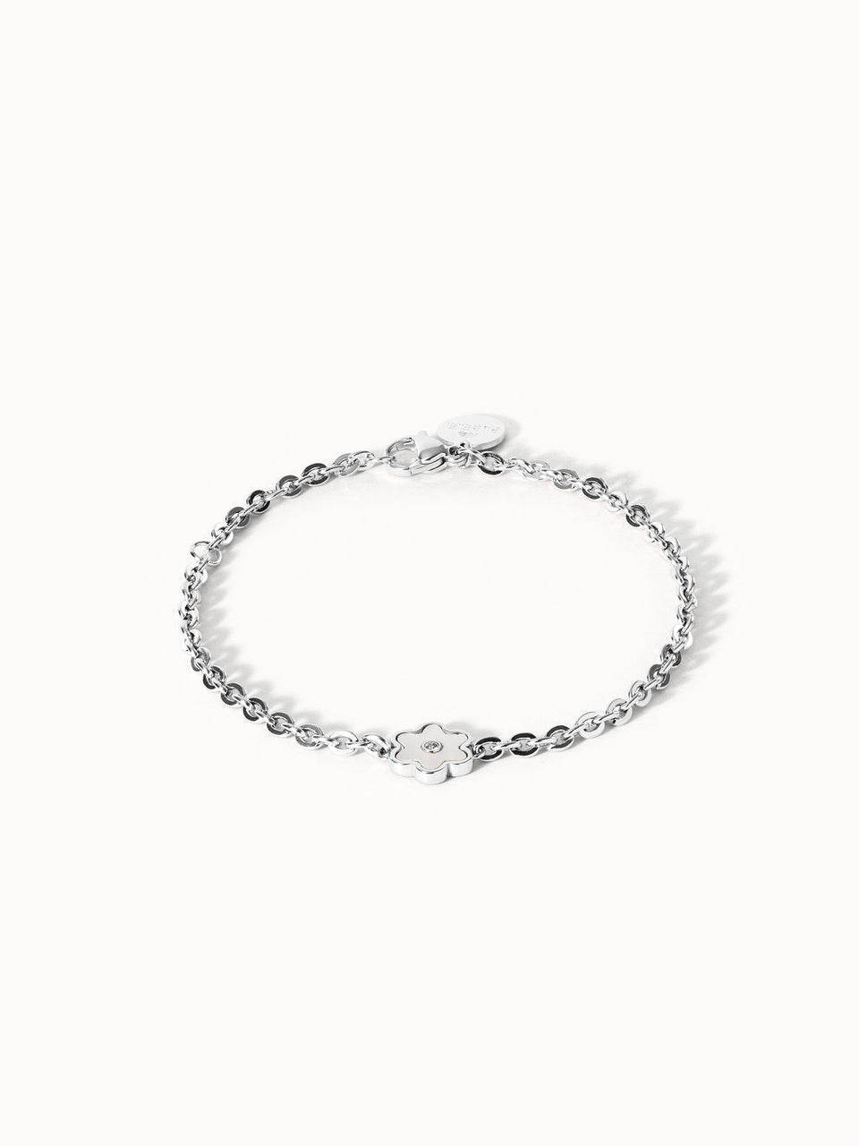 Silbernes Armband mit Blumenanhänger von PURELEI, elegant und modern.