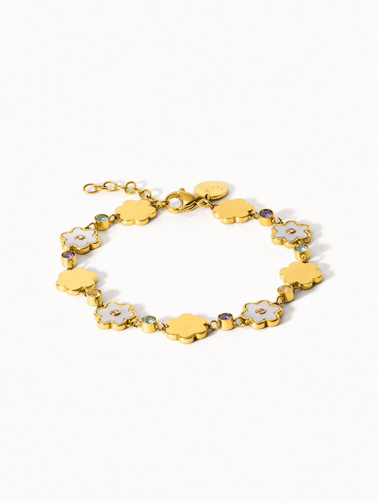 Goldenes Armband mit blütenförmigen Anhängern und funkelnden Details von PURELEI.