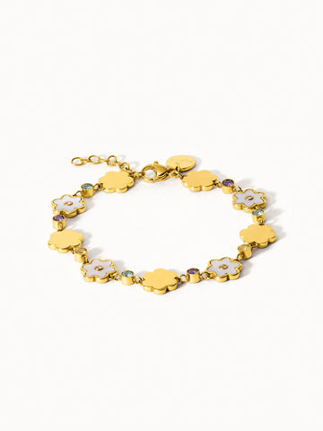 Goldenes Armband mit blütenförmigen Anhängern und funkelnden Details von PURELEI.