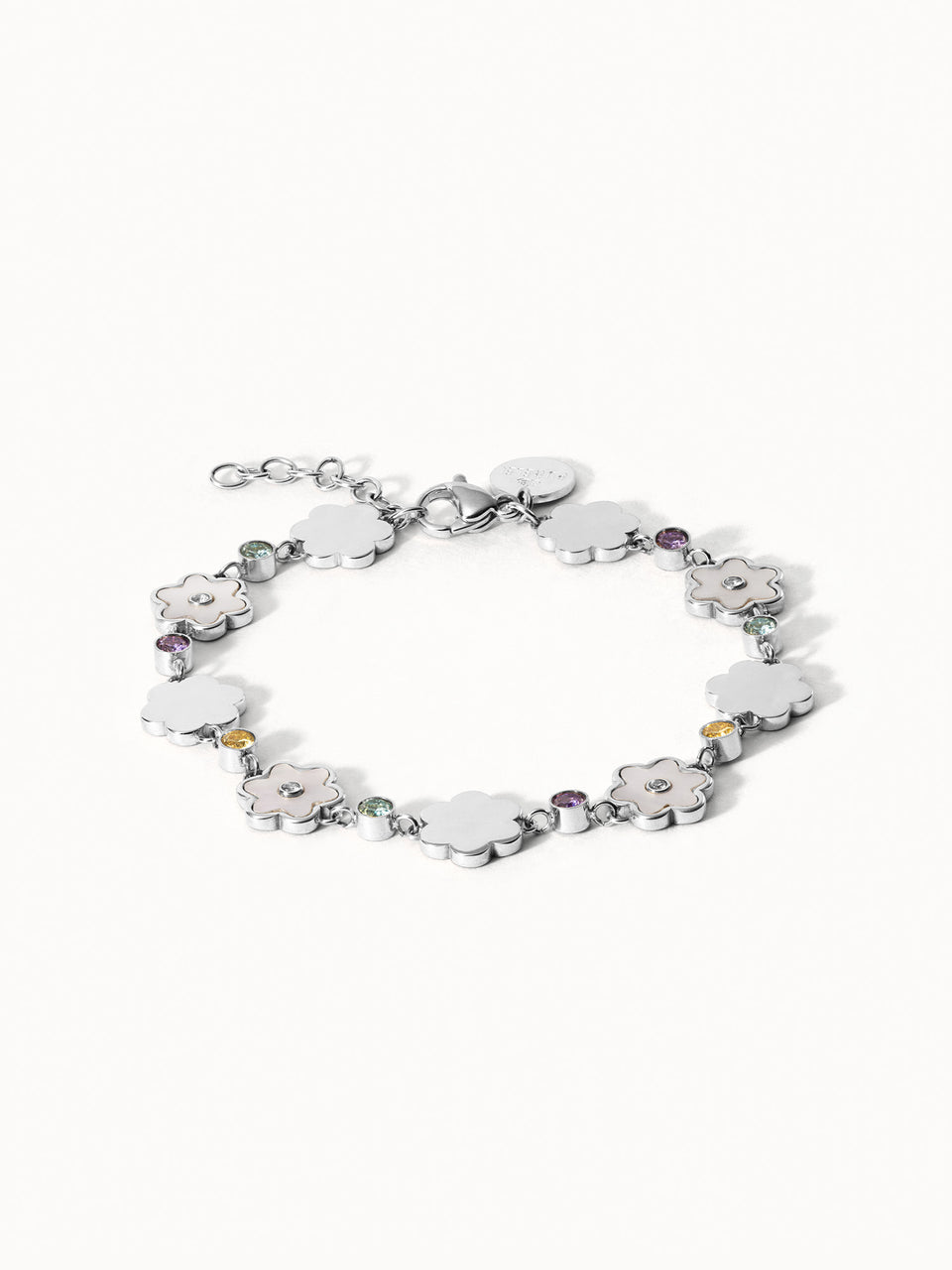 Silbernes Armband mit Blumenmotiven und funkelnden Steinen von PURELEI.