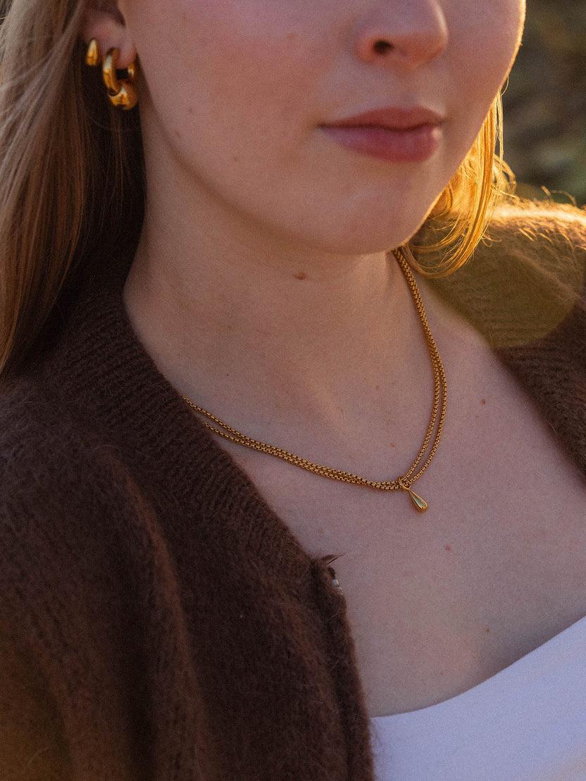 {"color":"Gold"}