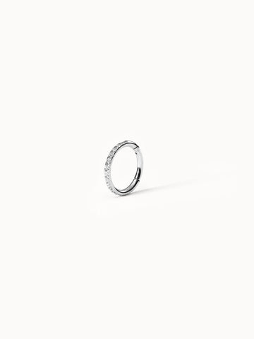 Silberner Ring mit funkelnden Zirkonia von PURELEI, elegant und modern.