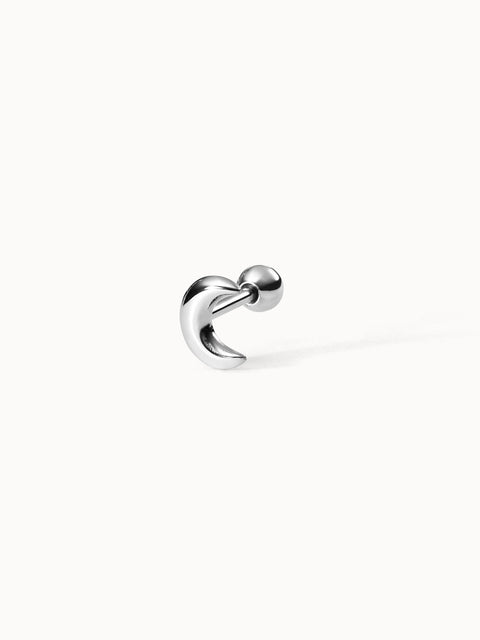 Silberner Ohrring mit geschwungenem Design von PURELEI, elegant und modern.