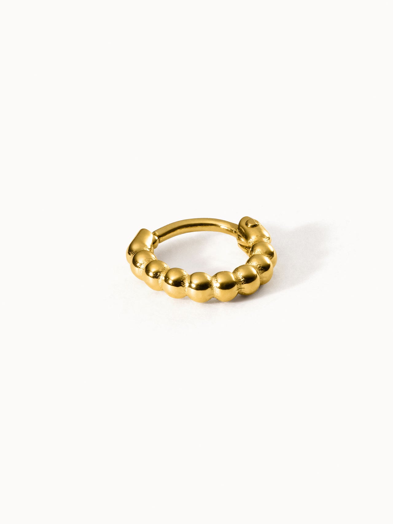 Goldene Creole mit kugelförmigem Design von PURELEI, elegant und modern.