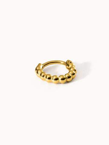 Goldene Creole mit kugelförmigem Design von PURELEI, elegant und modern.