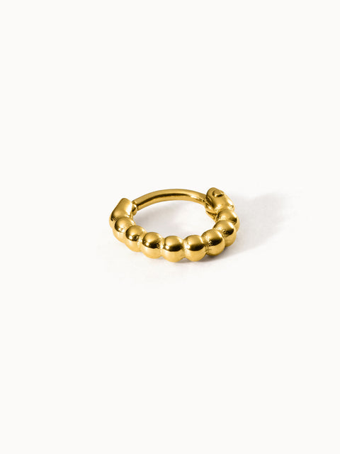 Goldene Creole mit kugelförmigem Design von PURELEI, elegant und modern.