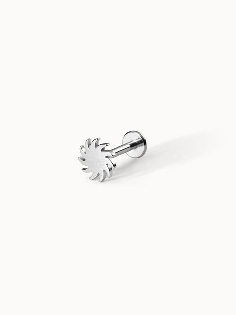 Silberner Ohrstecker mit Sonnenmotiv von PURELEI, modern und elegant.