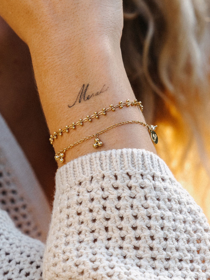 {"color":"Gold"}