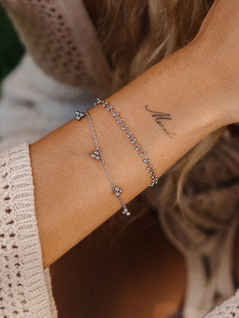 {"color":"Silver"}