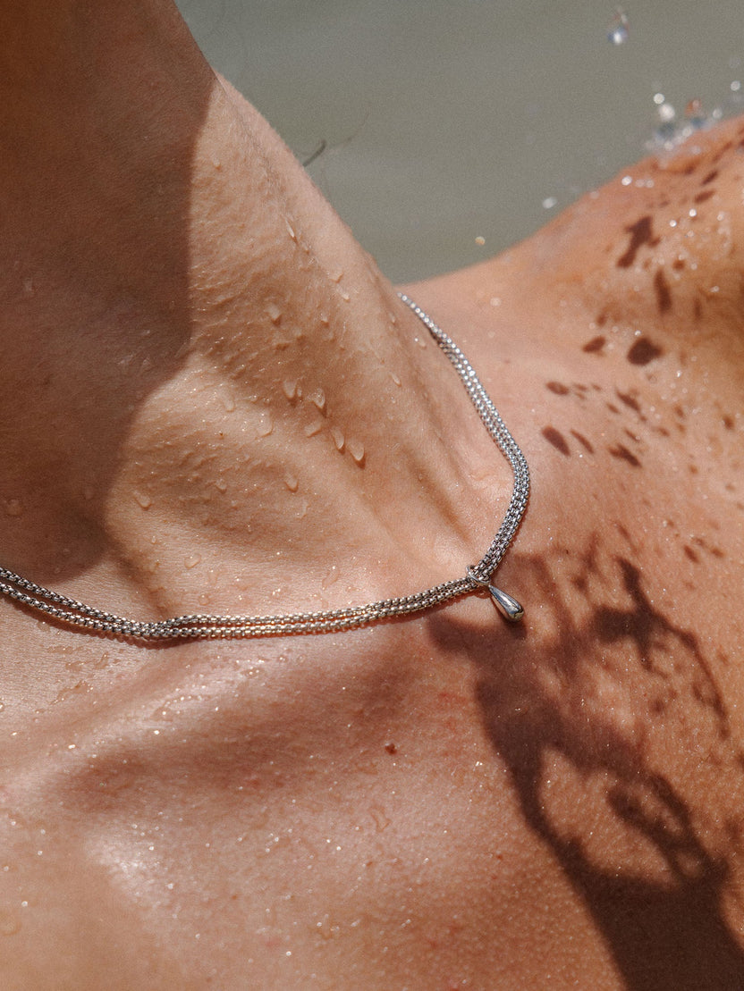 {"color":"Silver"}