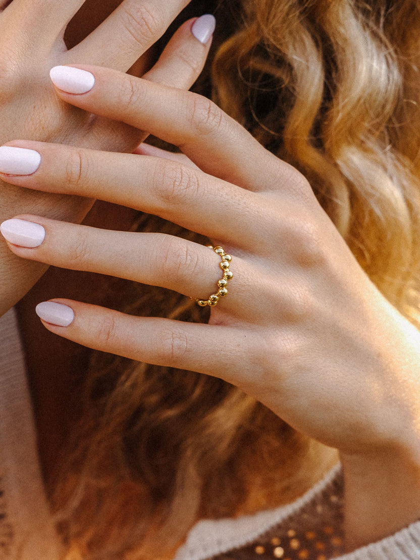 {"color":"Gold"}