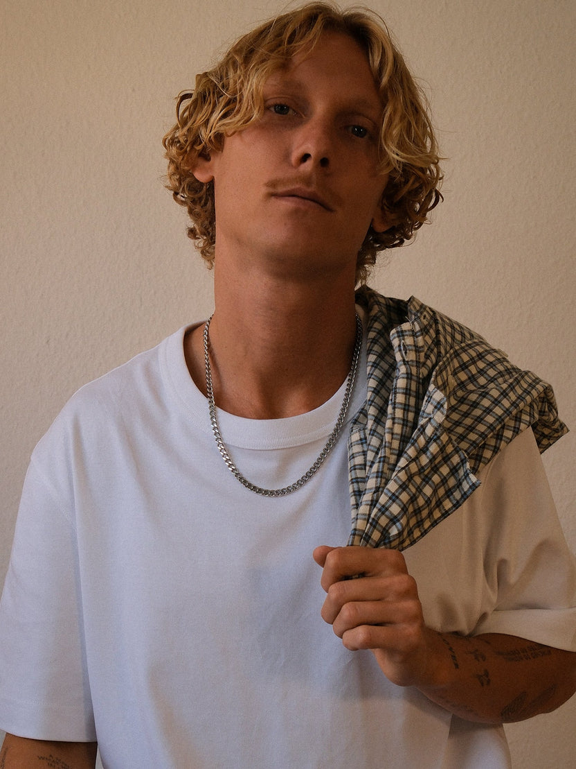 Curb Link Kette aus nickelfreiem Edelstahl in Silber, maskulin und clean getragen mit lässigem Shirt PURELEI.