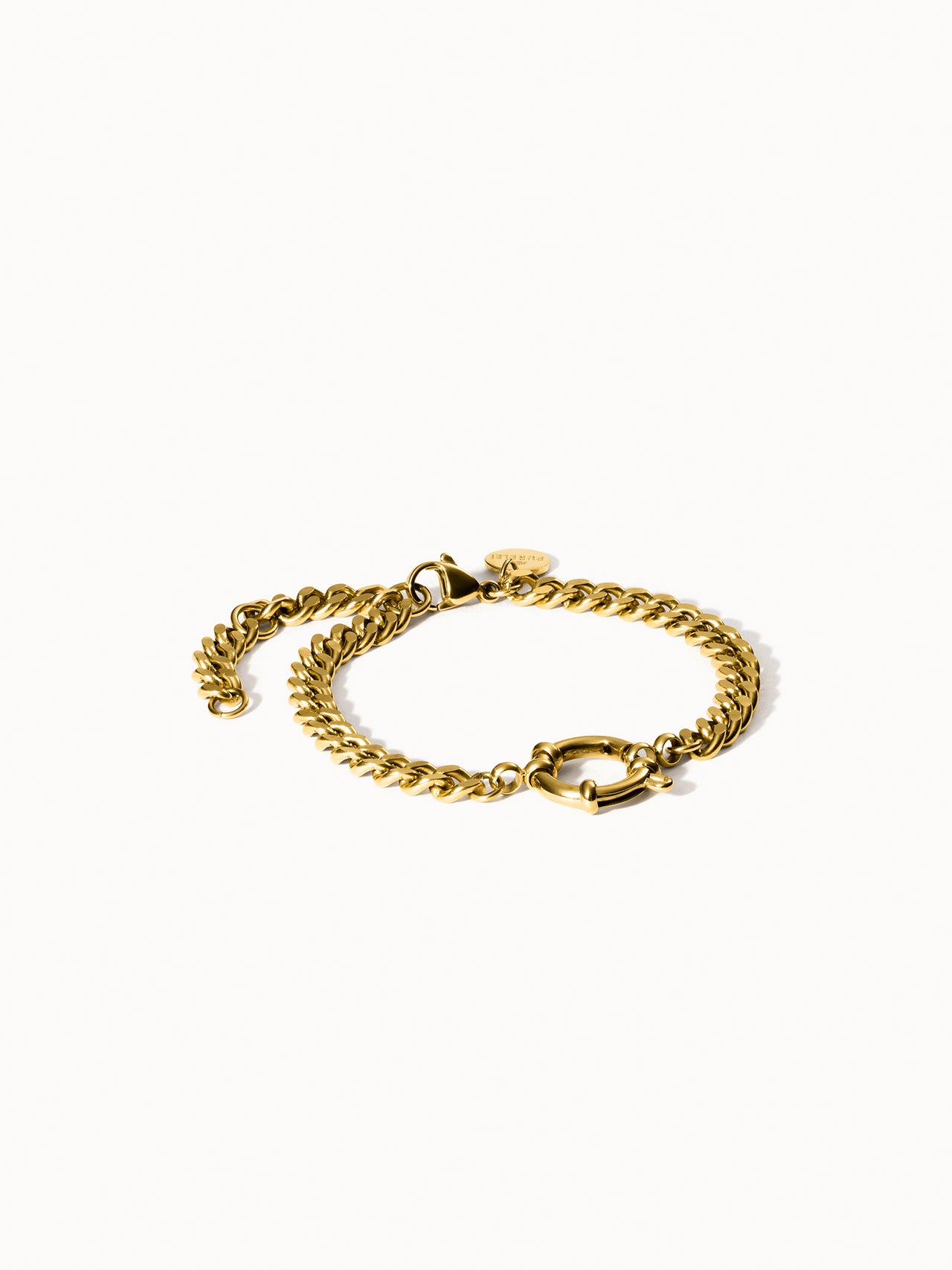 Bold Charm Armband von PURELEI, vergoldete Edelstahl-Panzerkette mit Charm-Verschluss, clean & elegant inszeniert.