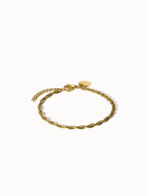 Feines, vergoldetes PURELEI Vintage Armband mit gedrehtem Design, elegant und zart auf hellem Hintergrund.