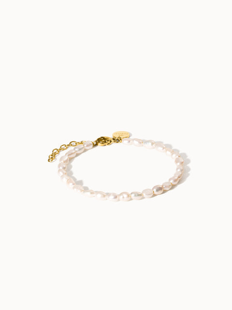 Pearlfection Perlenarmband mit zarten Süßwasserperlen und vergoldetem Verschluss, feminin und elegant von PURELEI