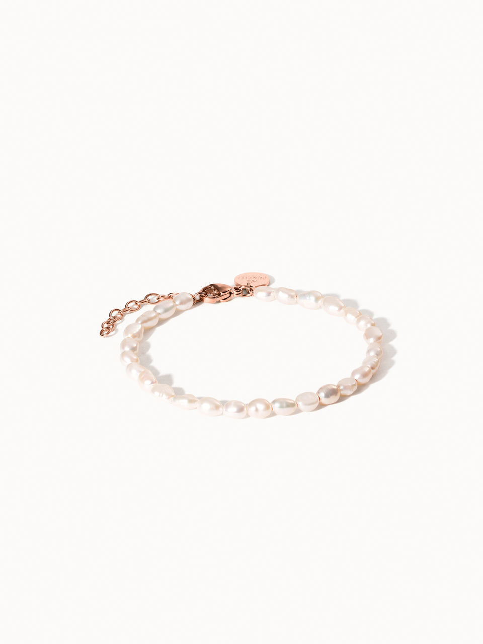 Pearlfection Perlenarmband mit natürlichen Süßwasserperlen und roségoldenem Verschluss, elegant und feminin von PURELEI.