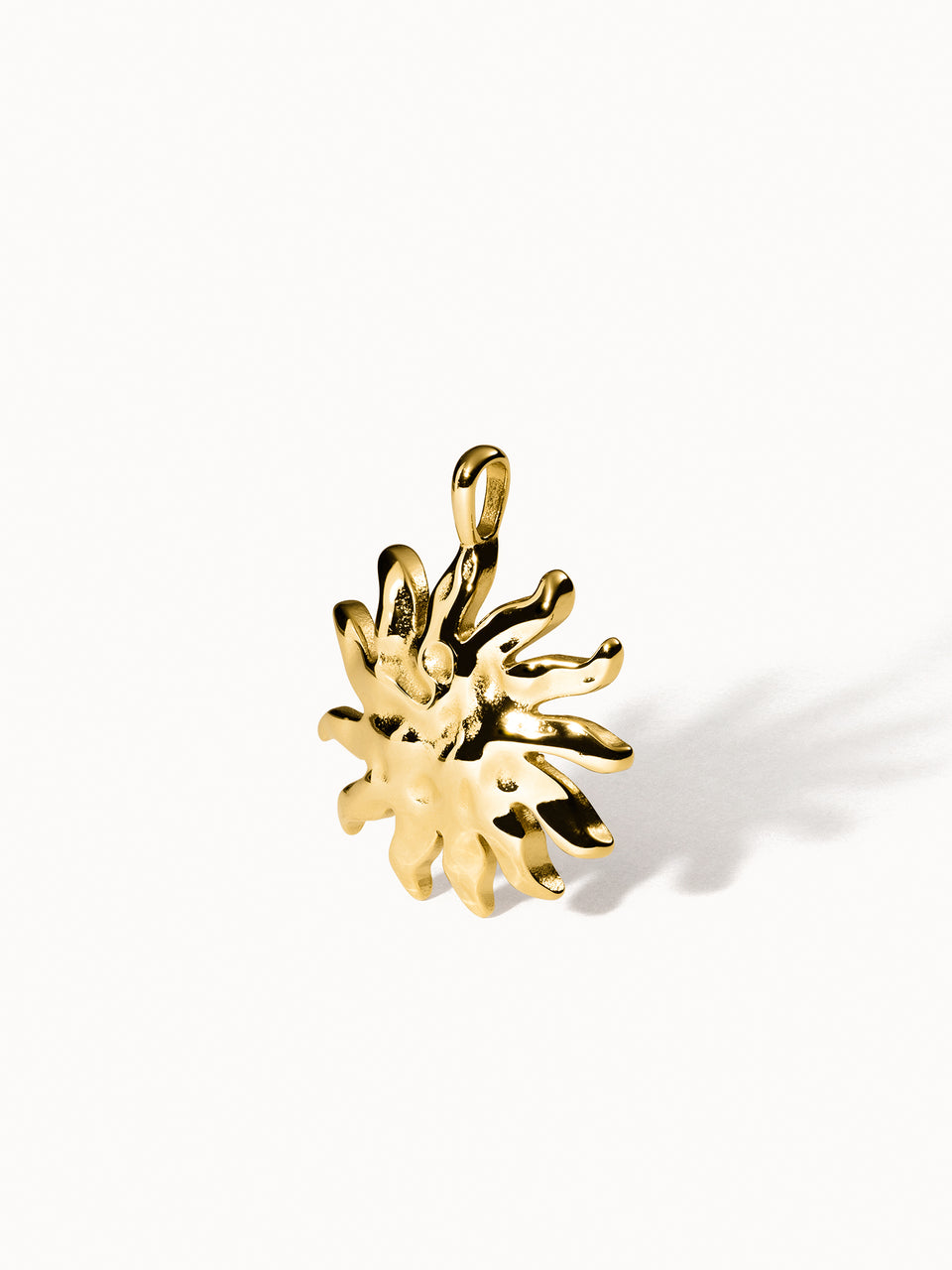 PURELEI Iconic Sun Charm Anhänger aus goldfarbenem Edelstahl mit strukturierter, sonniger Oberfläche, elegant und zeitlos.
