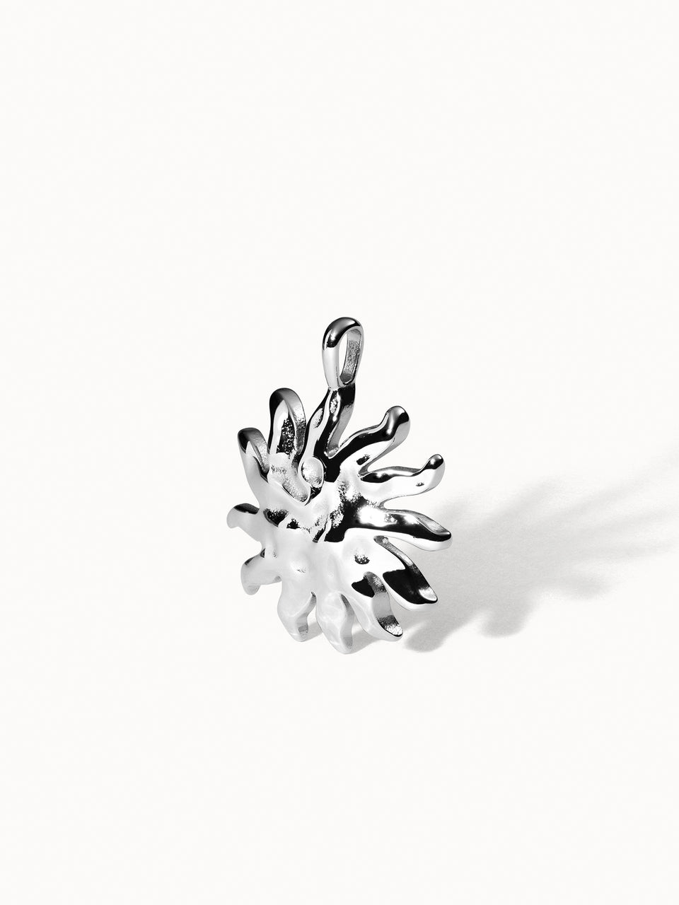 Iconic Sun Charm aus nickelfreiem Silber mit strukturierter Sonnenform, klar und elegant präsentiert von PURELEI.