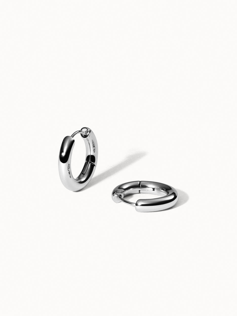 PURELEI Small Glamorous Ohrringe aus nickelfreiem, silbernem Edelstahl, elegant minimalistisch vor weißem Hintergrund.
