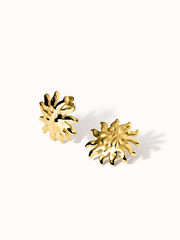 PURELEI Iconic Sun Ohrringe aus goldfarbenem Edelstahl mit strukturierter Sonnenform, elegant und nickelfrei.