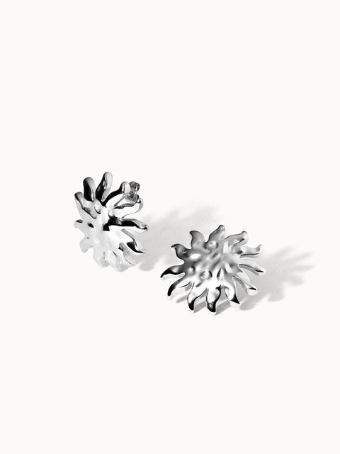 PURELEI Iconic Sun Ohrringe aus nickelfreiem, silbernem Edelstahl mit strukturiertem Sonnenmotiv, elegant und zeitlos.