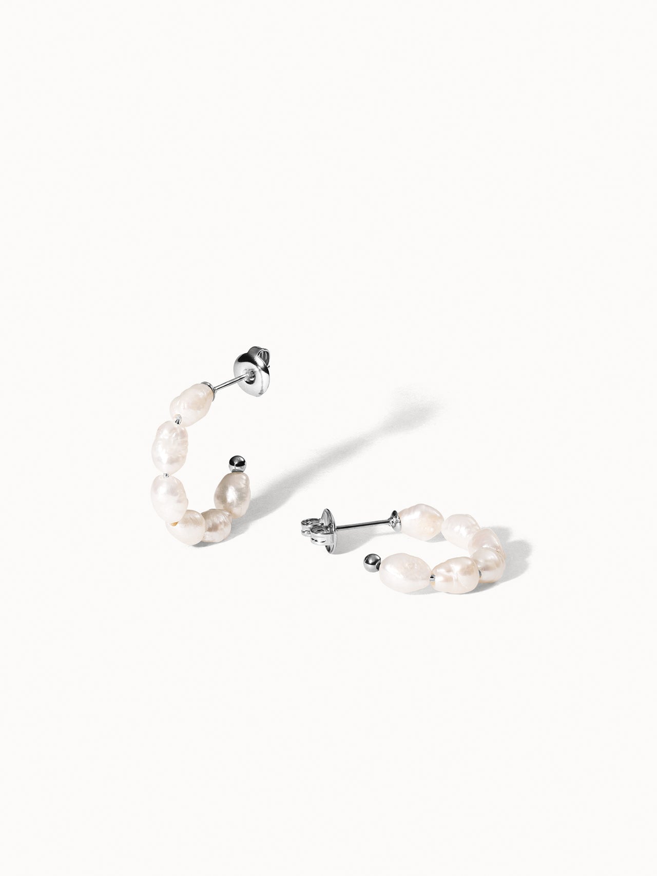 Organic Pearl Perlenohrringe aus nickelfreiem Edelstahl mit natürlichen Süßwasserperlen, pure Eleganz von PURELEI.