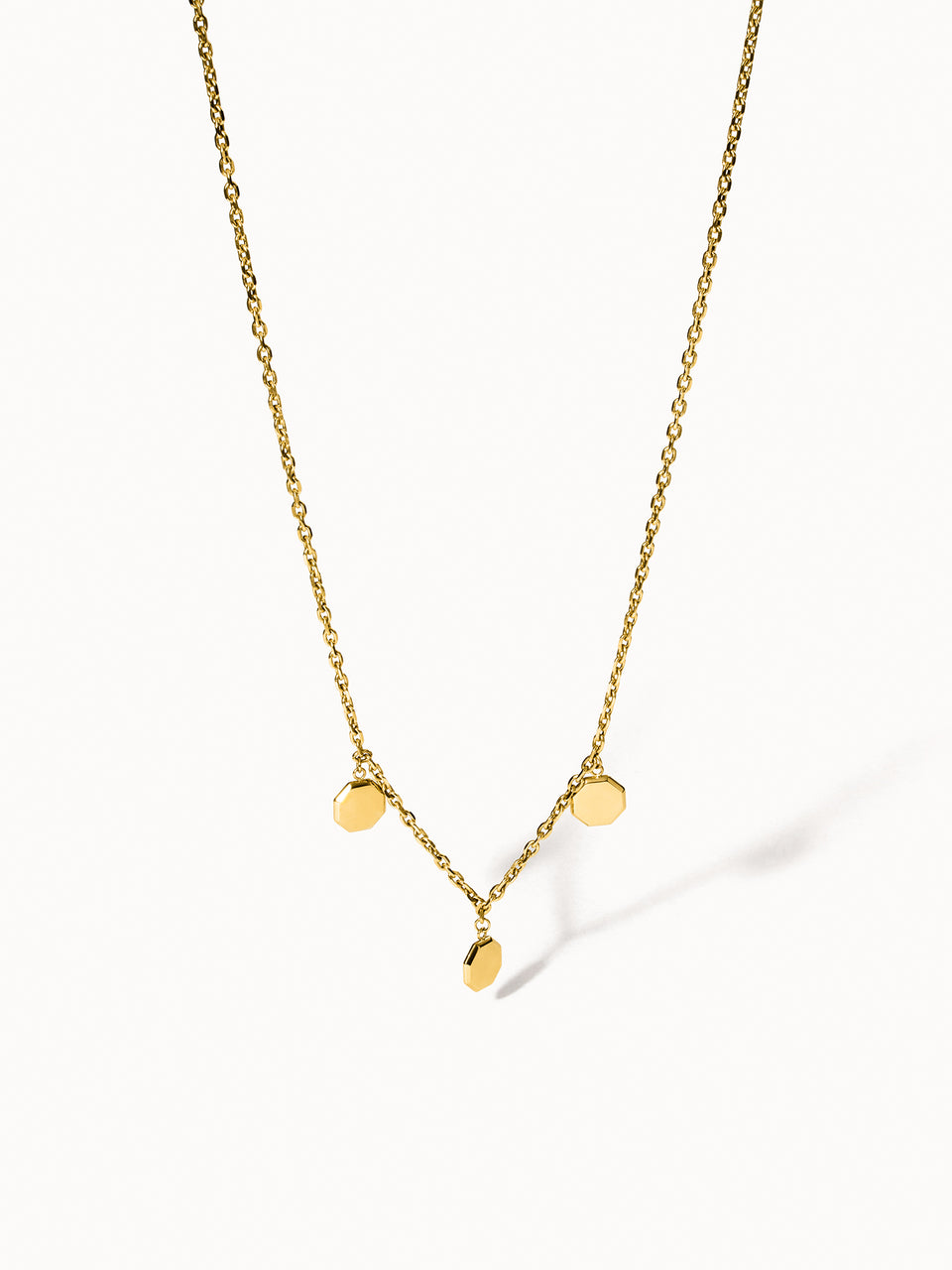 Ewige Purelei-Kette mit drei gravierbaren goldenen Anhängern, hochwertig, elegant, feminin und island-inspiriert.