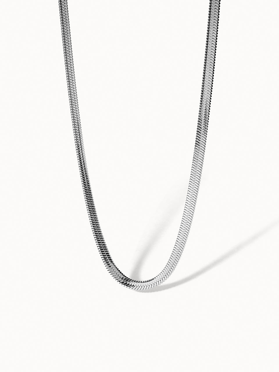 I'lalo Kette in silberner Edelstahl-Optik mit elegantem Schlangen-Design, PURELEI, clean & zeitlos.