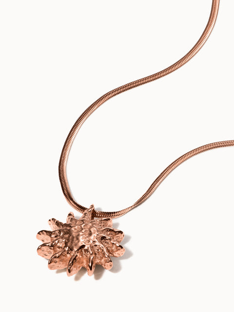 PURELEI Iconic Sun Kette in Roségold mit filigraner Snake-Chain und strukturiertem Sonnenanhänger, elegant und feminin