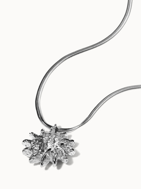 Iconic Sun Kette von PURELEI in Silber mit filigraner Snake-Chain und strukturiertem Sonnenanhänger, elegant und feminin.