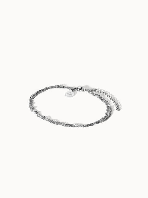 Authentisches PURELEI Fußkettchen in Silber, fein geflochten, nickelfrei und elegant minimalistisch präsentiert.