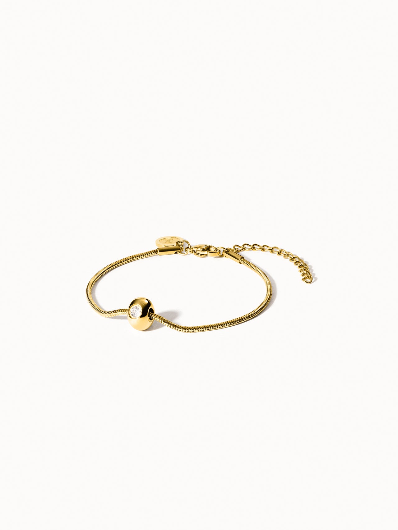 PURELEI Embrace Beauty Armband aus goldfarbenem, nickelfreiem Metall mit rundem Schmuckelement, minimalistisch und elegant