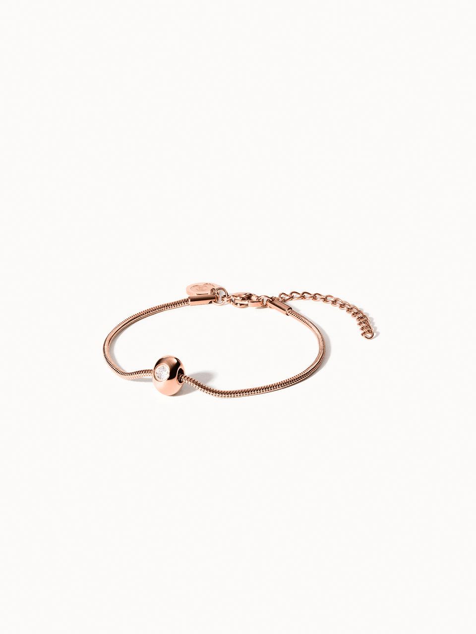 Embrace Beauty Armband von PURELEI in Roségold mit zartem Glanz, elegant und nickelfrei, auf hellem Hintergrund.