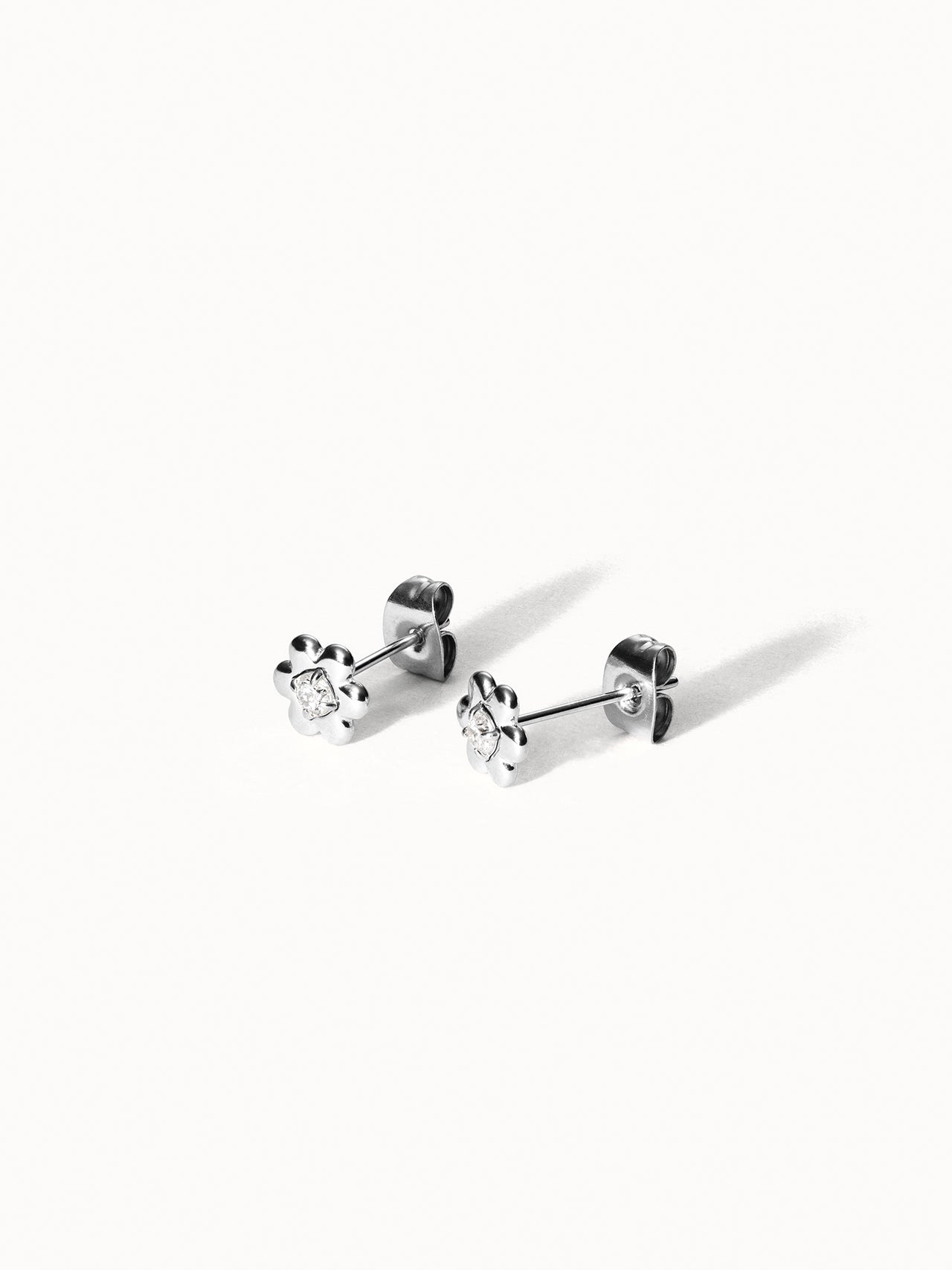 PURELEI Blooming Ohrringe in Silber mit floralem Design, nickelfrei, minimalistisch und elegant inszeniert auf weißem Hintergrund.