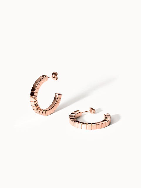 PURELEI Connection Ohrringe in Roségold mit markanter Struktur, klar und elegant auf weißem Hintergrund