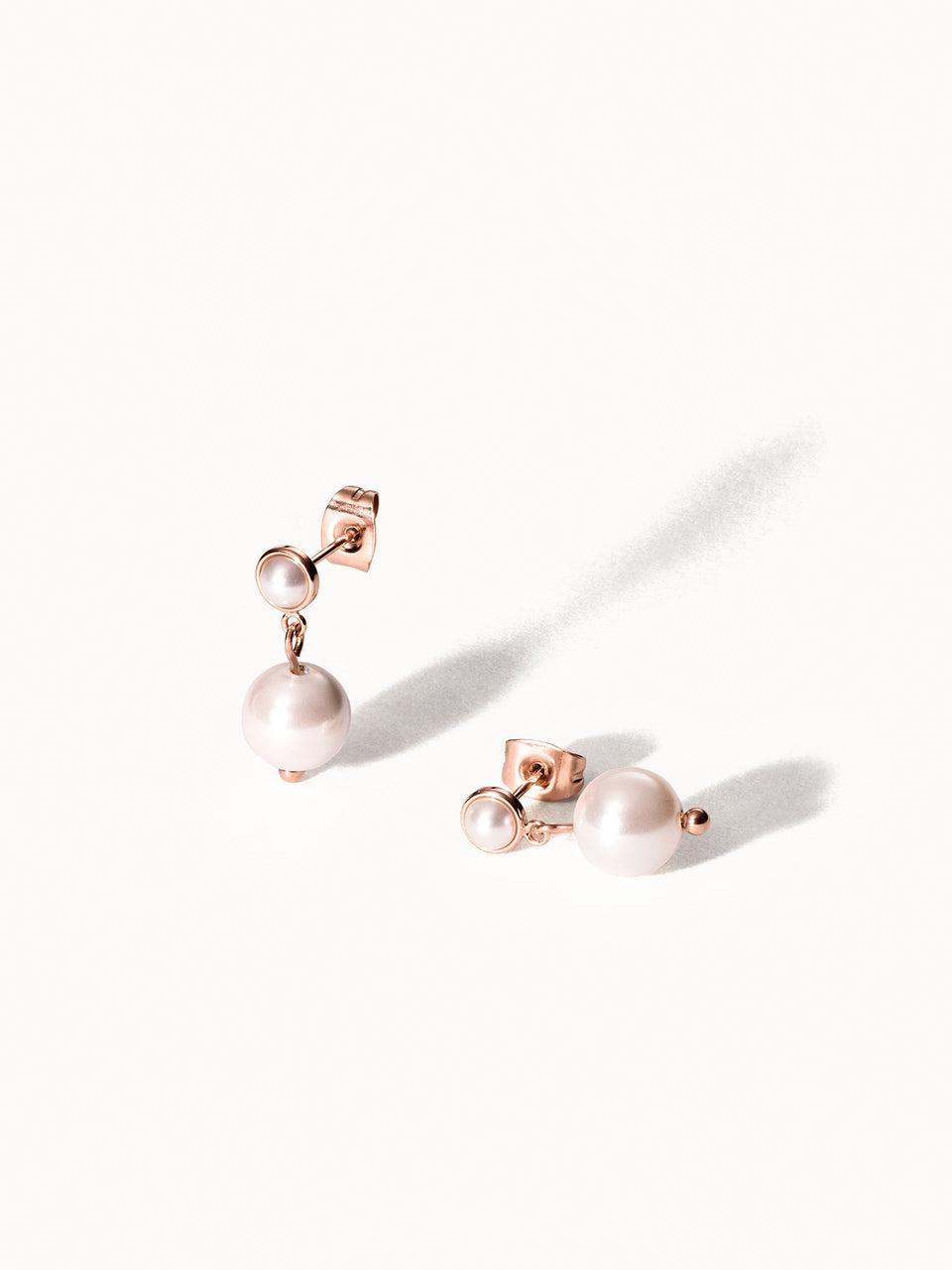 Create Memories Ohrringe aus roségoldenem Metall mit zarten Perlen, elegant und feminin von PURELEI.
