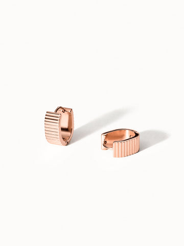PURELEI Embrace Beauty Ohrringe in Roségold mit moderner Rillenstruktur, elegant und nickelfrei.