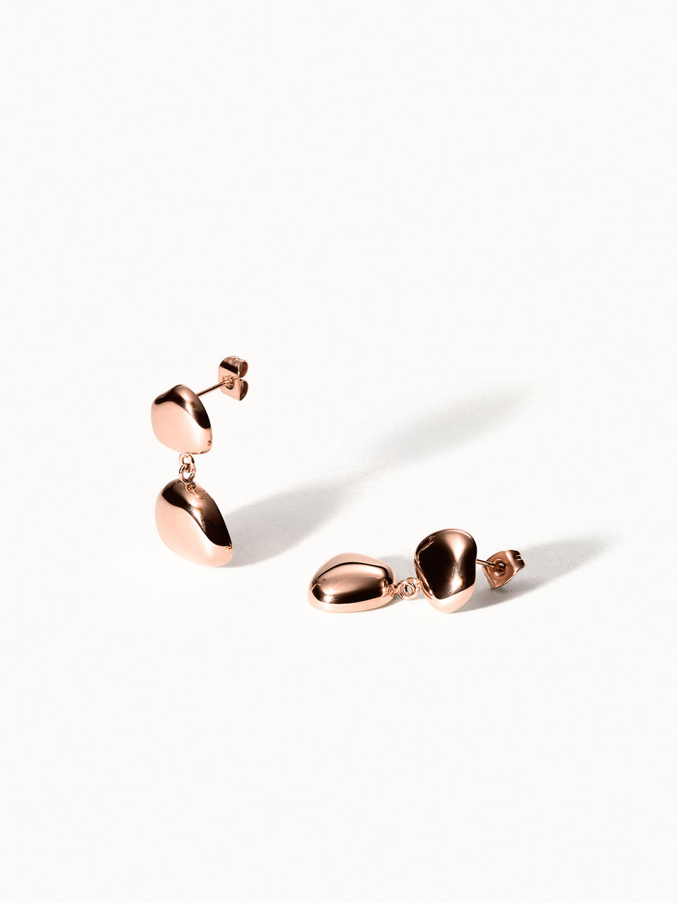 PURELEI Generosity Ohrringe in Roségold, geschwungene Form, elegant minimalistisch, hochwertige Nickelfreiheit.
