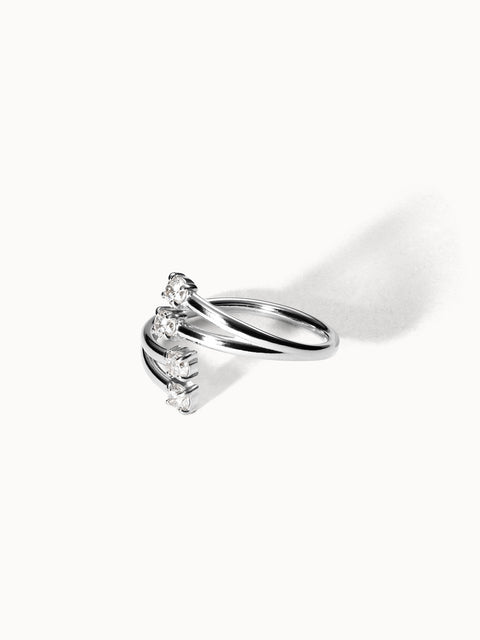 PURELEI Create Moments Ring aus silbernem Metall mit vier klaren Steinen, elegant und minimalistisch inszeniert.