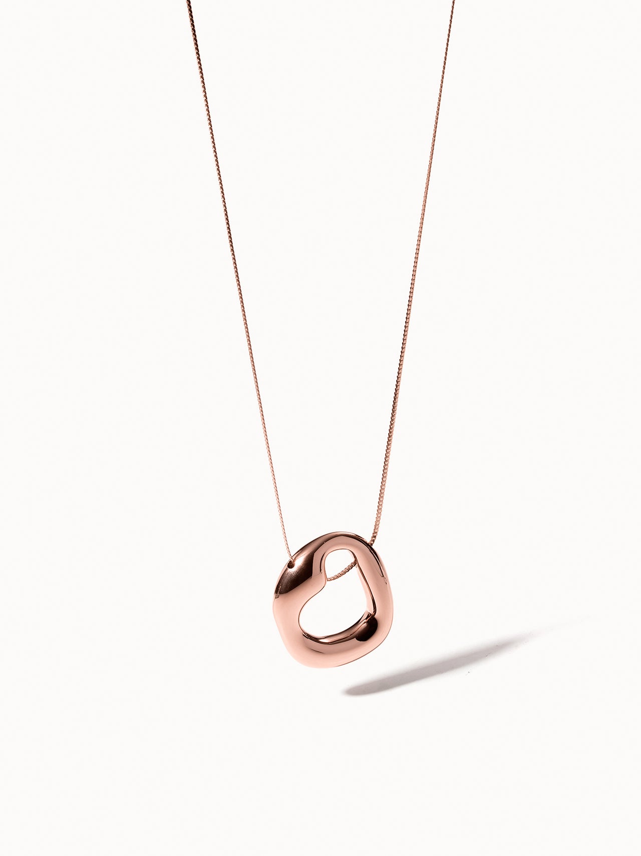 Roségoldene Kette mit herzförmigem Anhänger von PURELEI, elegant und modern.