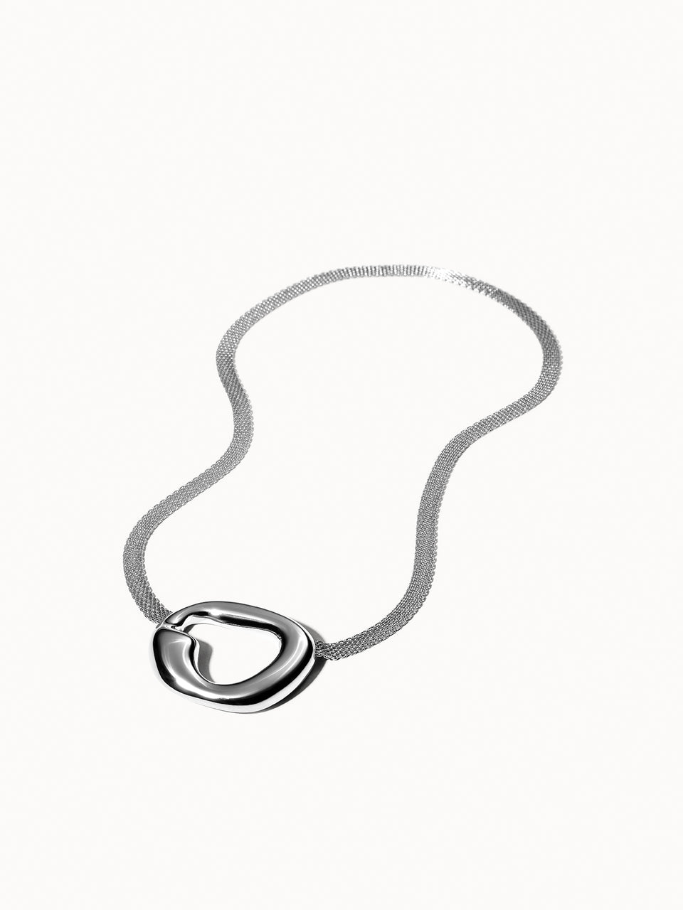 Silberne Kette mit glänzendem, organisch geformtem Anhänger von PURELEI.