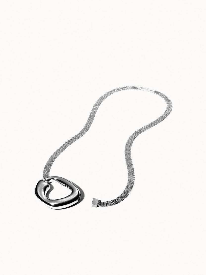 Silberne Kette mit herzförmigem Anhänger von PURELEI, elegant und modern.
