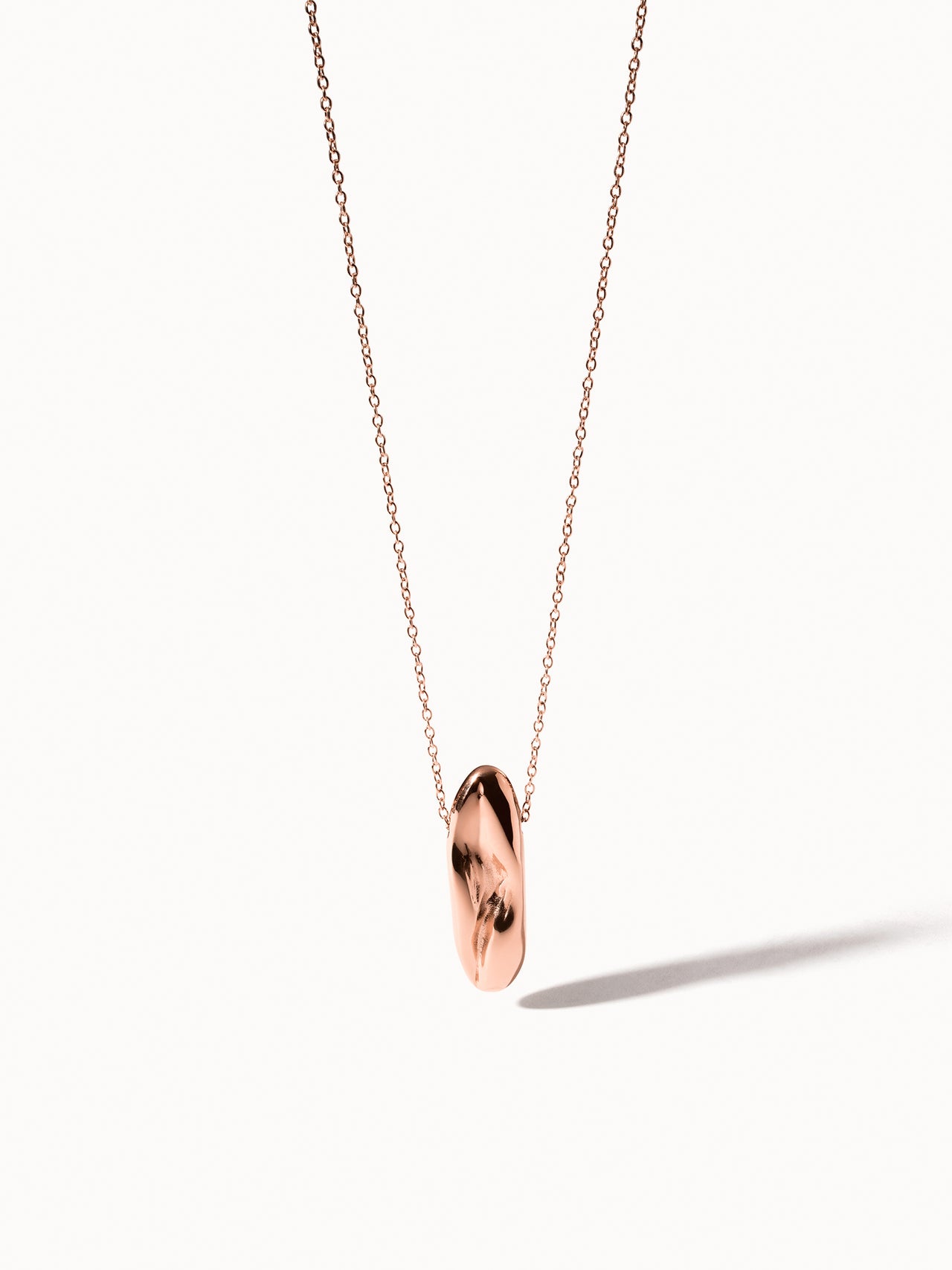 Roségoldene PURELEI Kette mit ovalem Anhänger, elegant und modern.