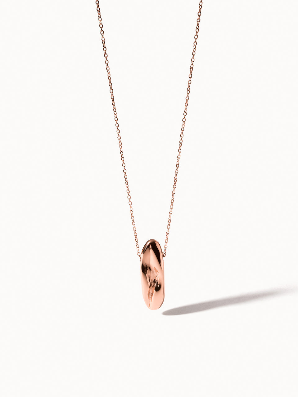 Roségoldene PURELEI Kette mit ovalem Anhänger, elegant und modern.