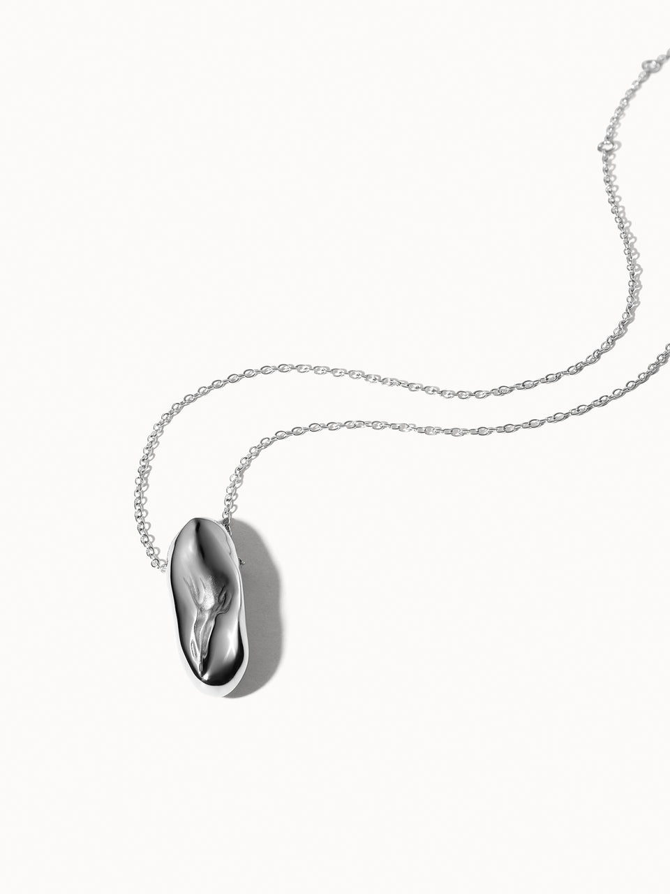 Silberne Kette mit glänzendem, organisch geformtem Anhänger von PURELEI.